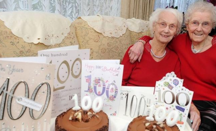 توأم بريطاني معمّر يكشف سر العمر المديد