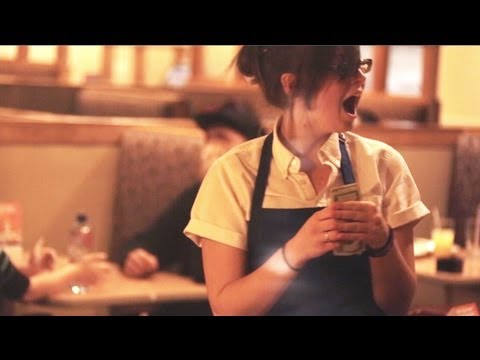 بالفيديو – شاب يعطي بقشيش 200 دولار لعاملة مطعم ويصور ردة فعلها