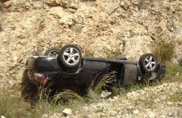 اصابة 3 اشخاص بحادث تدهور مركبة على جسر سلحوب