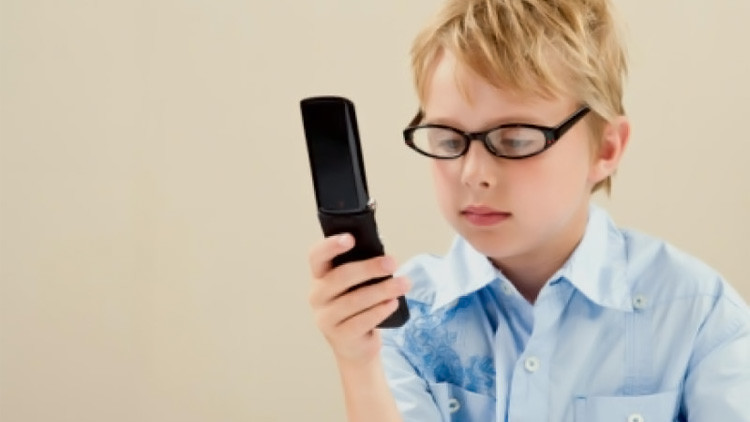 الهواتف الذكية تسبب الحول للأطفال Image