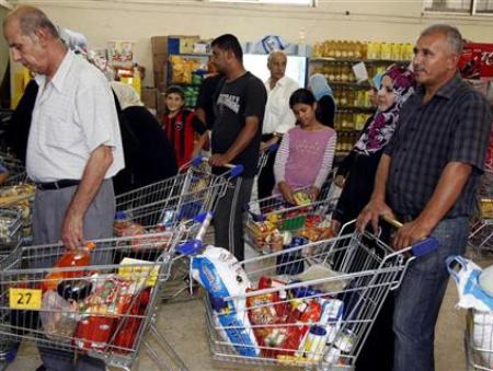 مواطنون يحتجون لعدم وجود محاسبين بـ "استهلاكية وادي موسى المدنية" 