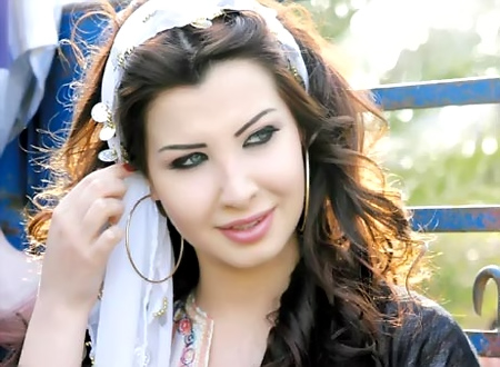 بالصور .. نانسي تستقبل ضيوفها بملابس رياضية