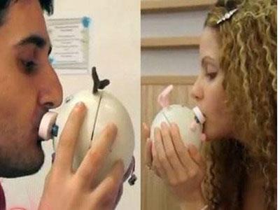 جهاز لتبادل القبلات عبر الإنترنت