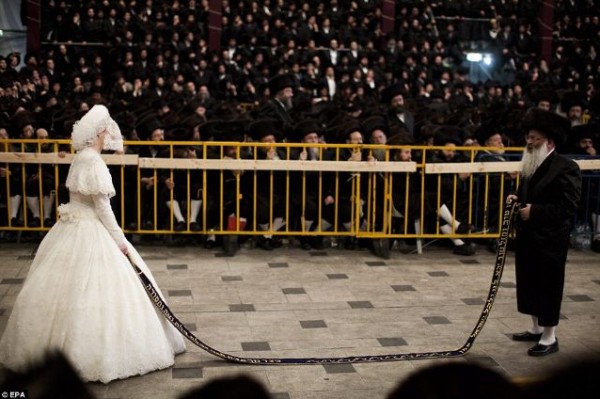 العروس اليهودية التي لا يمكن أن تزيل طرحة الزفاف..والحضور أكثر من 25 الف يهودي .. الصور