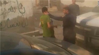 بالفيديو .. السجن لرجل أمن صفع مواطناً أمام طفله
