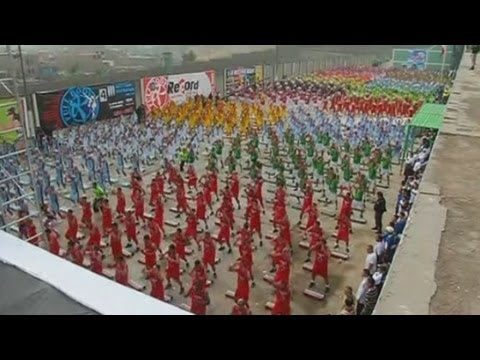 بالفيديو: مساجين يحاولون تحطيم الرقم القياسي في الرقص