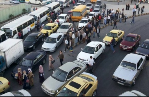 عمان : شاب يثير الجدل بخروجه بـ