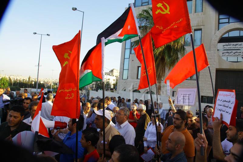 بالصور .. العشرات من مؤيدي الأسد أمام المريديان "لاتحقنوا الأردن بسمومكم"