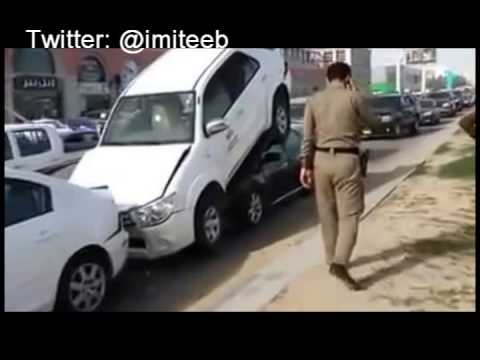بالفيديو.. حادث غير مسبوق وغريب من نوعه لـ 3 سيارات