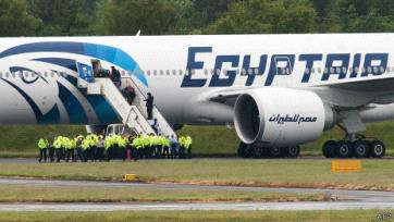 خمسة سوريين على متن طائرة مصرية هبطت في بريطانيا يطلبون اللجوء