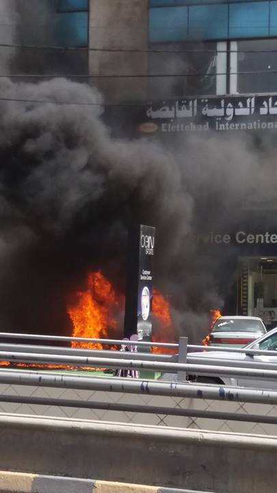 بالصور.. حريق يلتهم ثلاث مركبات بشارع الوكالات