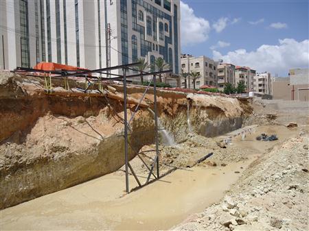بالفيديو .. إنفجار خط مياه رئيسي بالقرب من الجامعة الأردنية