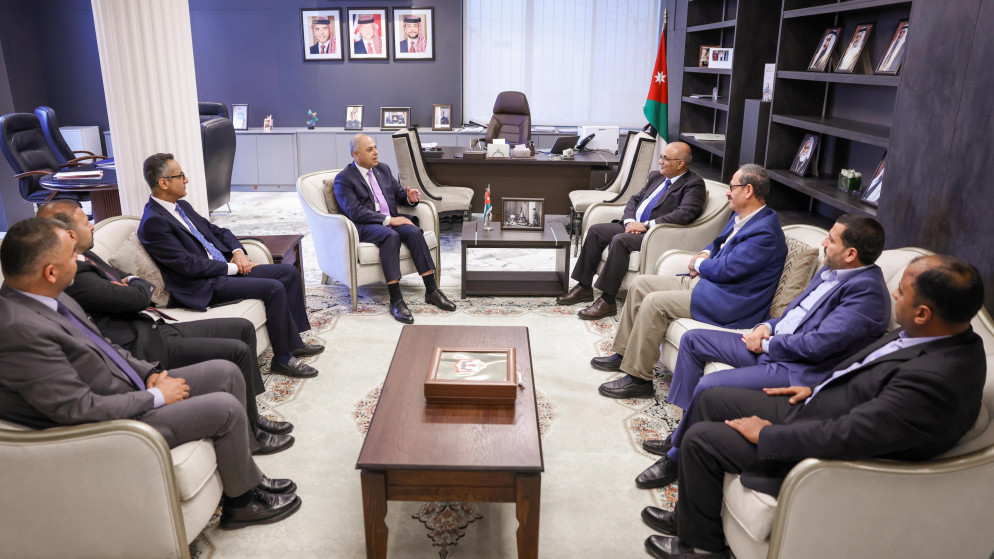 أبو صعيليك يلتقي مع نقيب الصحفيين وعدد من أعضاء النقابة    