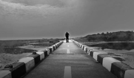 كيف ينسى الإنسان ماضيه المؤلم ويركز على الحاضر؟