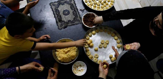 مسلمو العالم يحتفلون الأحد بعيد فطر "استثنائي" بلا صلاة ولا زيارات منعا لتفشي كورونا