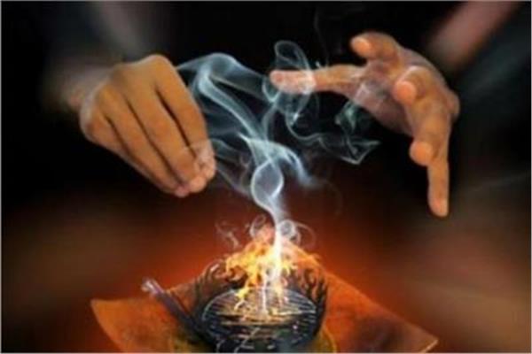 تفاصيل مروعة  ..  دجال عراقى فى قبضة الأمن يكتب تعاويذ على أجساد ضحاياه