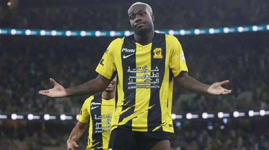 منتخب نيجيريا يكافئ نجم الاتحاد السعودي