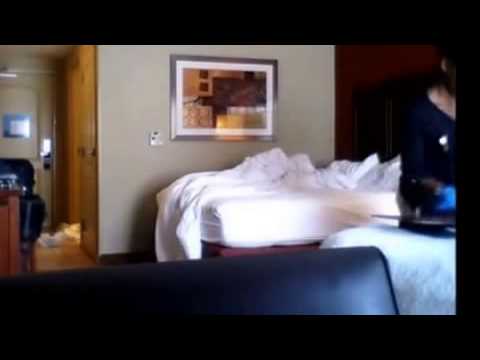 بالفيديو ..  سائح يوثق السلوك المشين لعاملة تنظيف فندق في غرفته