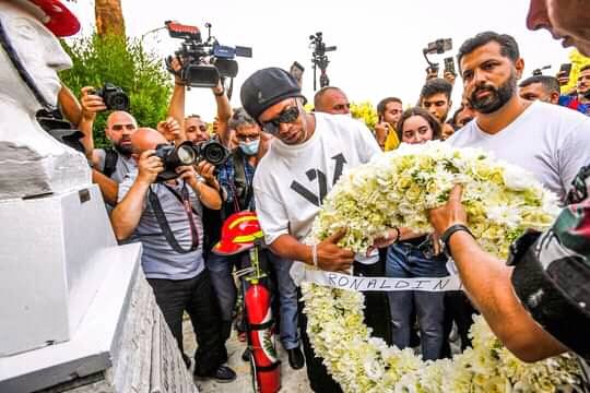 بالفيديو والصور  ..  النجم البرازيلي رونالدينيو يقدم إكليل زهر ويهدي ثمثالا لممرضة في لبنان 