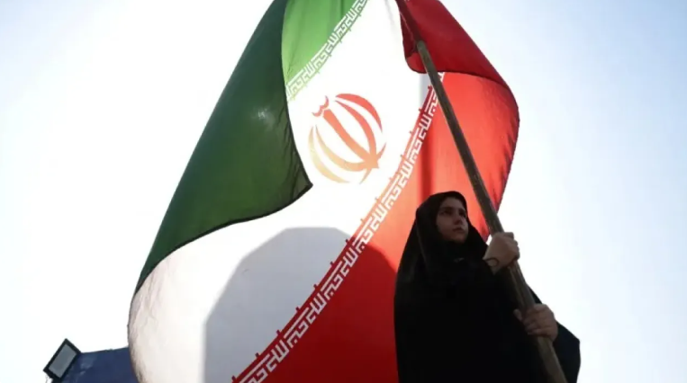 إيران تحذر دول الخليج من السماح باستخدام أراضيها ضدها وتعلن استهداف قواعد أمريكية في المنطقة