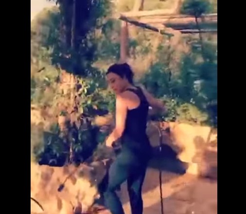 بالفيديو  ..  نجوى كرم تنشر فيديو لها اثناء شطف فناء منزلها 