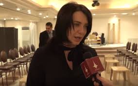 بالفيديو  .. سلافة معمار وسلاف فواخرجي والنجمات في عزاء دينا هارون ..  حزن وبكاء