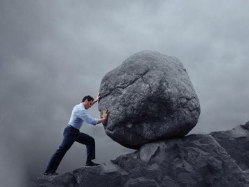 بالفيديو  ..  رجل يظهر قوة خارقة تمكنه من حمل صخرة ضخمة بيديه العاريتين