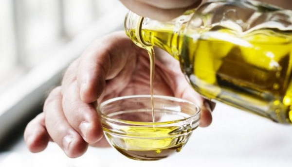 يستخدم في البيوت والمطاعم ..  زيت رخيص شائع الاستخدام يشكل خطراً كبيراً