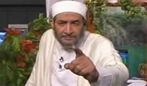 بالفيديو ..  داعية يخرج جنياً كافراً من "جسد امرأة" ويجبره على دخول الإسلام