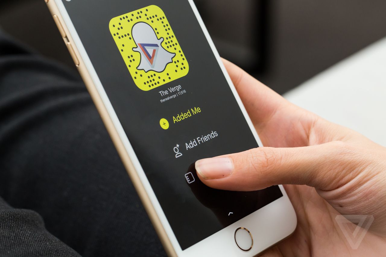  سعودي يجن جنونه ويطلق زوجته الكويتية بسبب “سنات شات”