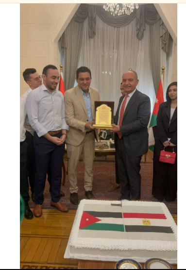 بالفيديو ..  العضايلة يكرّم كورال هارموني الذي غنّى للملك والأردنيين بعيد الاستقلال