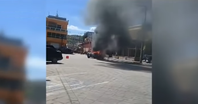 بالفيديو  ..  غاضبون يقتحمون مركزاً للشرطة ويحرقون متهميْن بخطف أطفال 