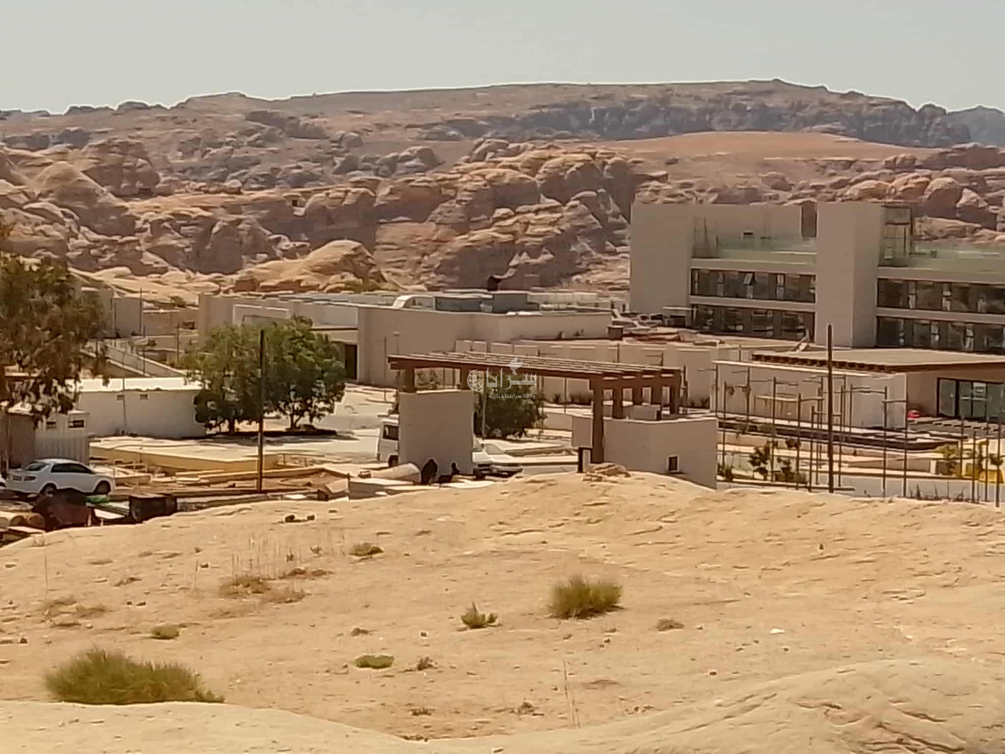 بعد نشر سرايا ..  الحكومة تضع يدها على فندق كراون بلازا البترا  ..  والأهالي يطالبون صرف رواتب الحراس