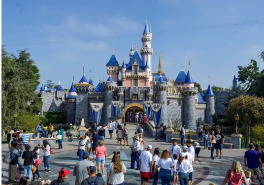 ديزني لاند تمنع الزوار من استخدام هذه الأدوات: منها الهواتف الذكية