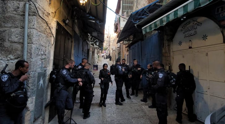 مستوطنون يسيطرون على منزل عائلة صب لبن في القدس وقوات الاحتلال تعتقل المتضامنين