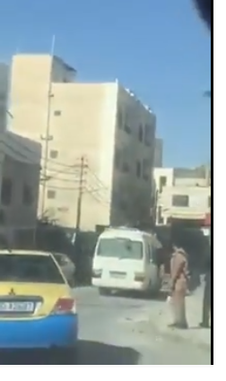  بالفيديو  ..  ضبط سائق باص عرض حياة الركاب للخطر في الزرقاء