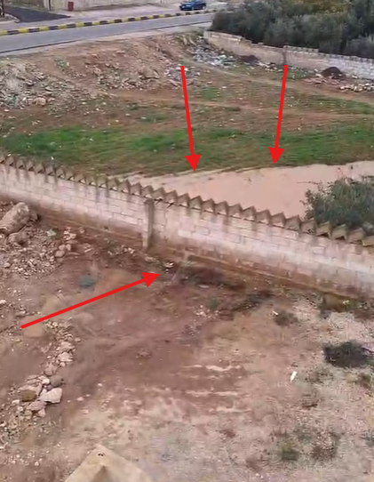 بالفيديو ..  مواطن من منطقة الحمراء يناشد الجهات المعنية لإنهاء معاناة مستمرة منذ 9 سنوات: الوادي يغرق أرضي ويهدد منزلي