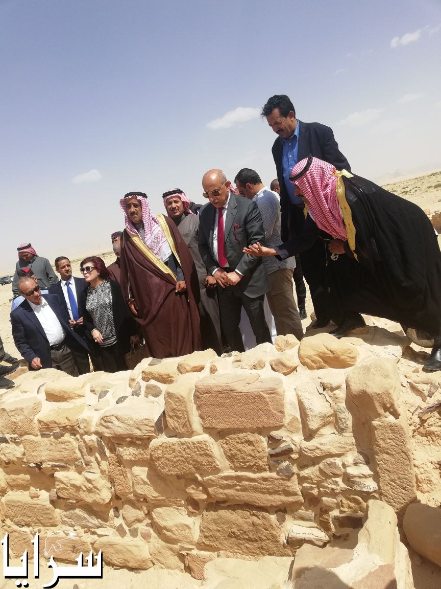 وزير النقل العراقي يزور الحميمة جنوب الأردن و شيخ البلدة يكرمه ببندقية تاريخية ..  صور