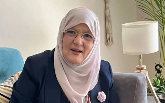 تعبانة من غيركم وبعافر ..  شمس البارودي تنهار من البكاء أمام مقبرة نجلها وزوجها