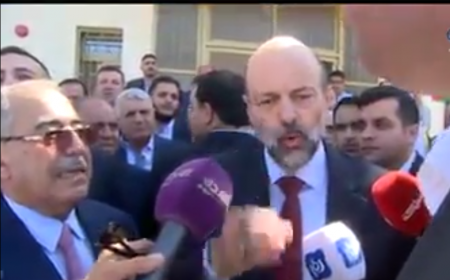 بالفيديو .. هكذا رد الرزاز بعد سوء تصرف من احد افراد حرسه الشخصي في المفرق 