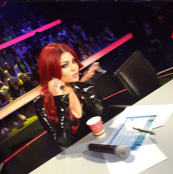 بالصور  ..  هيفا وهبي  ترسل القبلات بإطلالة مثيرة 