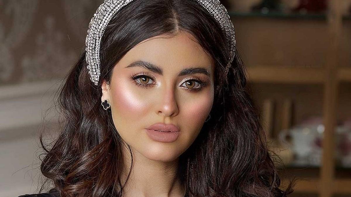 ابنة مريم حسين تظهر على سجادة الصلاة - صورة
