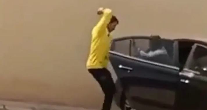 فيديو يصدم سعوديين ..  شاب استل خنجرا وطعن سائقاً أمام مدرسة