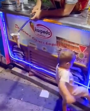فيديو مضحك لطفل غضب من بائع البوظة وهذا ما فعله 