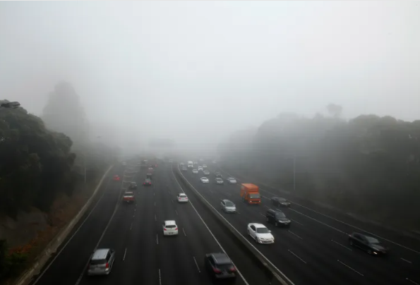 كيف تقود بأمان وسط الضباب؟ نصائح ذهبية لتجنّب حوادث السير