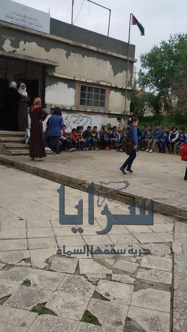 بالصور  ..  اربد : إخلاء طلاب مدرسة "الخريبة" الاساسية المختلطة خوفاً من انهيار مبناها