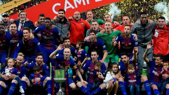برشلونة يعزف مقطوعة العظمة ويتوج بطلاً لكأس الملك