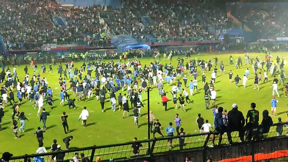 ارتفاع الإصابات في حادث التدافع الكروي بإندونيسيا إلى أكثر من 320 شخصاً
