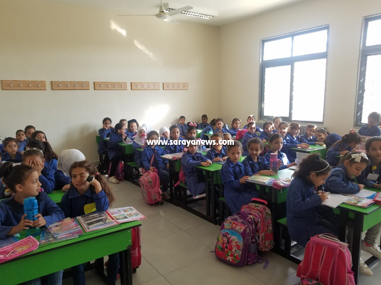 بالصور ..  اربد: احتجاج معلمات مدرسة حكما الجديدة على الاكتظاظ وعدم ايصال الكهرباء إلى المدرسة