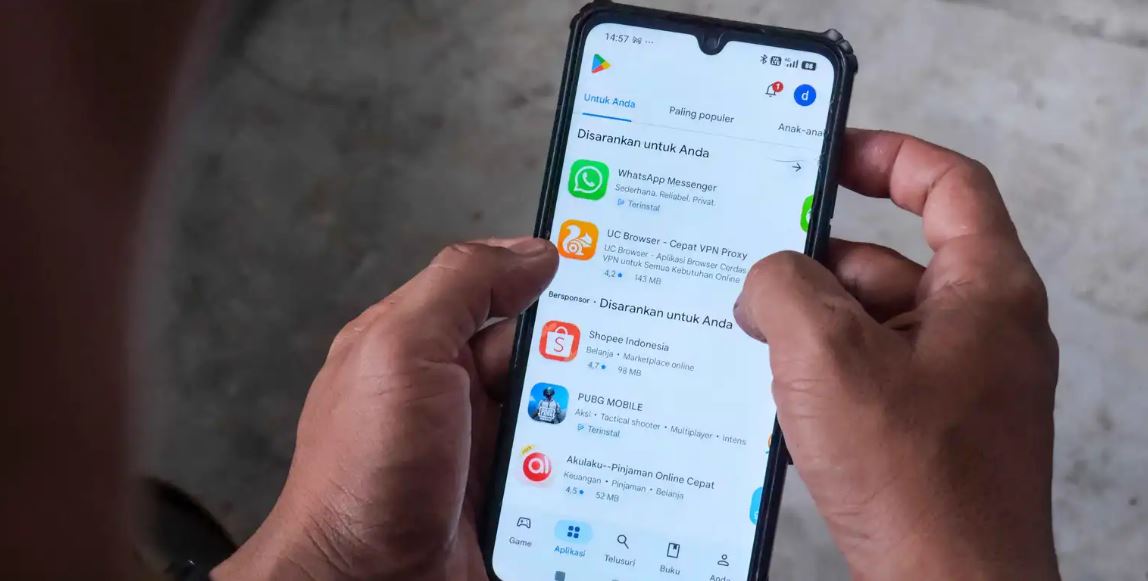 ليس الميكروفون وحده ..  أدوات في هاتفك تكشف الكثير عنك  